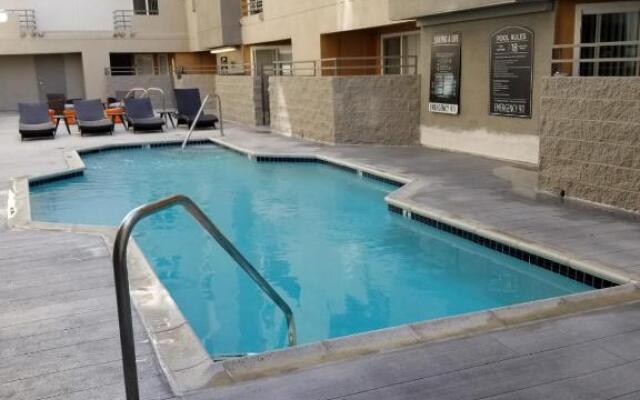 HOLYWOOD HILLS Studio !!!