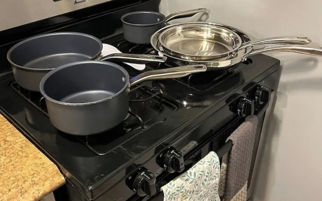 Garden-level 2BR Pet-friendly Near Downtown