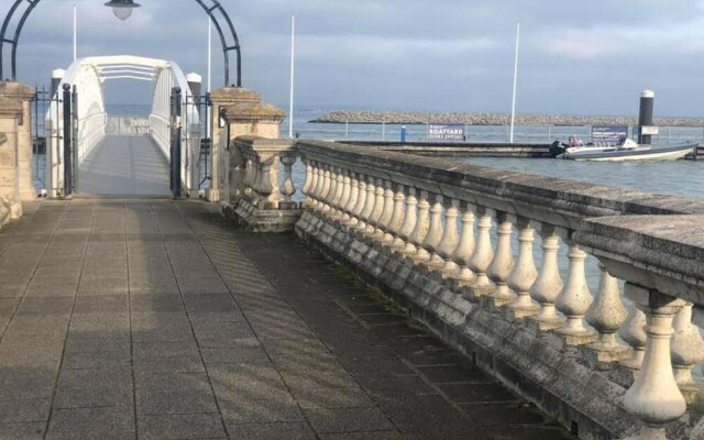 The Nautilus Cowes IOW Sleeps 4 & Private Garden