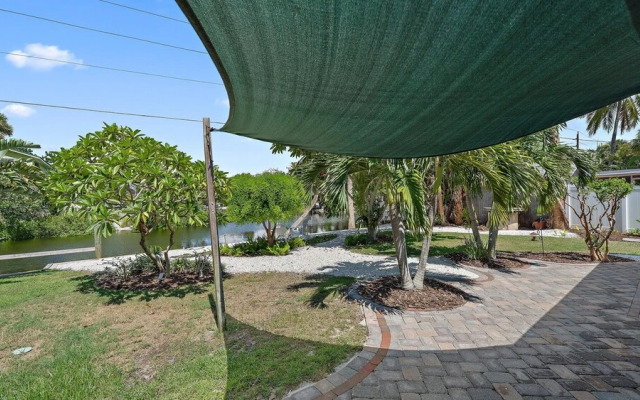 Tropical Siesta 2 Bedroom Home by RedAwning