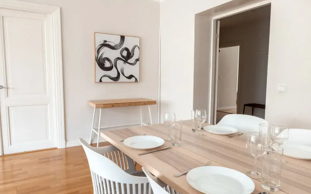 2ndhomes Top Floor 3BR Apartment w Sauna