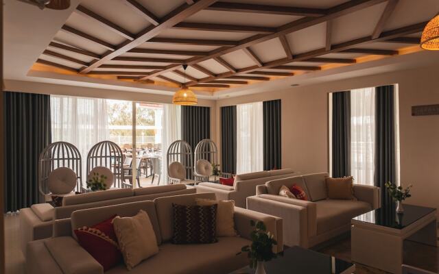 Adella Side Hotel