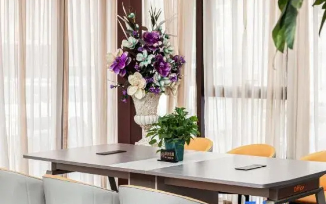 Homeinns Fairyland Hotel (Urumqi International Grand Bazaar, Hotan 2nd Street)