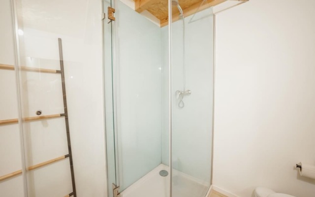 Mezzanine Stylish Apartment Q by Vacationy