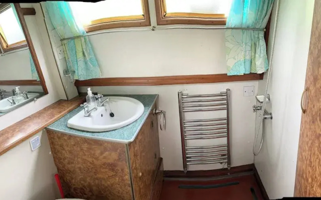 Stone - Boat - Sleeps 2 - Pet Friiendly- 85ws