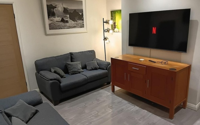 3 Bed House Sleeps 5 - On-site Parking - Smart TVs