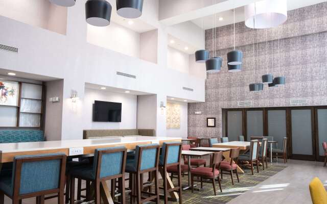 Hampton Inn & Suites Dallas/Lewisville-Vista Ridge Mall, TX