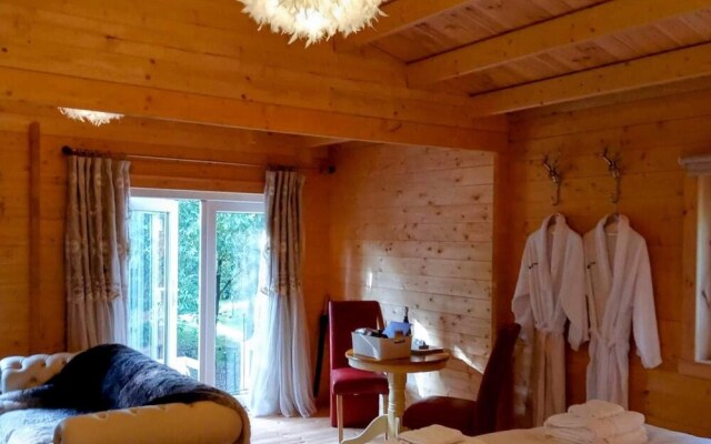 Swan Lodge With Hot Tub, Sauna and Treatments