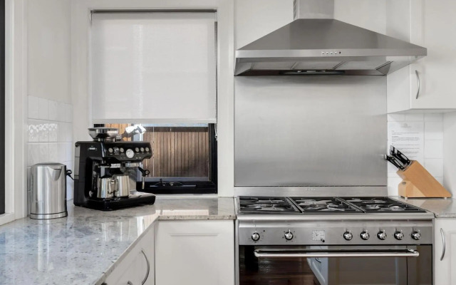 Elouera at Greenfields Beach 4pm Check Out Sundays