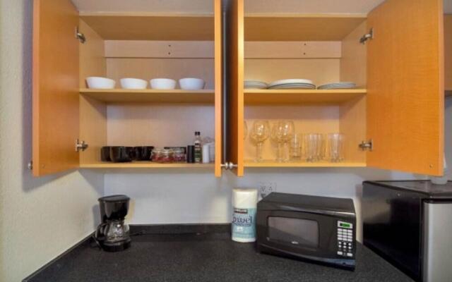 Amazing Apartment,hallandale Beach, Walk to Ocean!