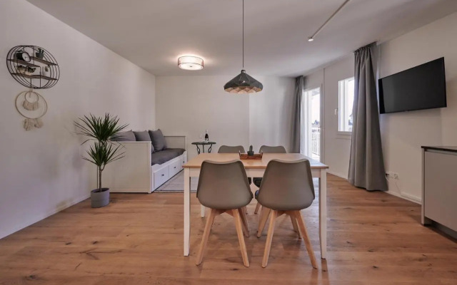City Center Apartment with Mountain View