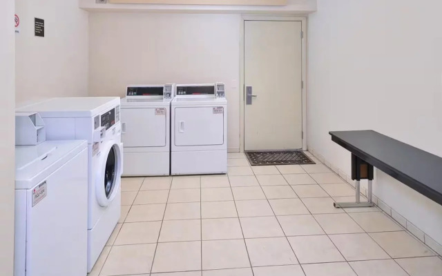 Super 8 by Wyndham Deerfield/Northbrook