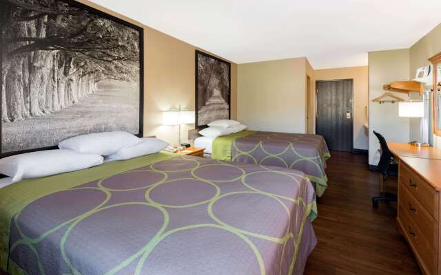 Super 8 by Wyndham Radcliff Ft. Knox Area