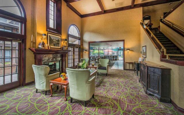Cloverleaf Suites