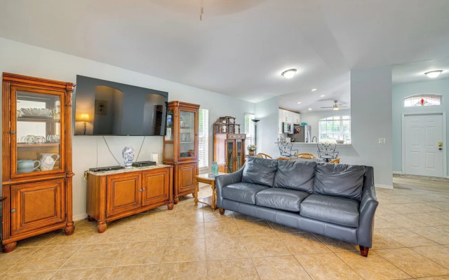 4 Mi to Beaches: Fort Myers Escape w/ Patio