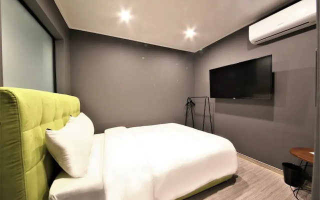 Brown-Dot Hotel
