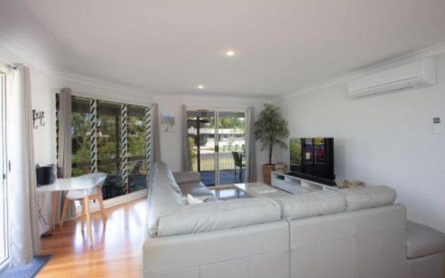 14 Zircon Street Centrally Located Family Home With Covered Deck Close To Patrolled Beach & Shops – Guest Rooms – Rainbow Beach