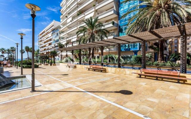 Modern 1 BR apartement in very center of Marbella.