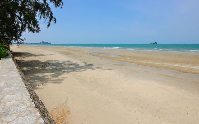 Hua Hin Luxury Beachfront Condo By Mon