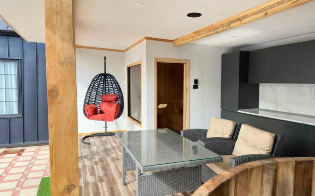 Qafqaz Suite Wood Stack