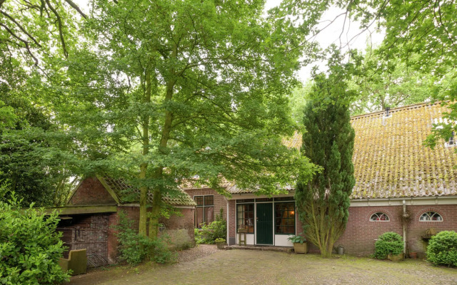Secluded Farmhouse in Balkbrug with bubble bath
