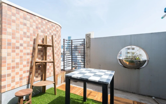 Yeah Room Zeus The Garden