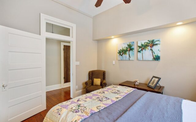 Antigua Key - Just A Couple Blocks To Seawall Beaches, Shops, Restaurants And Pleasure Pier! 4 Bedroom Home by Redawning