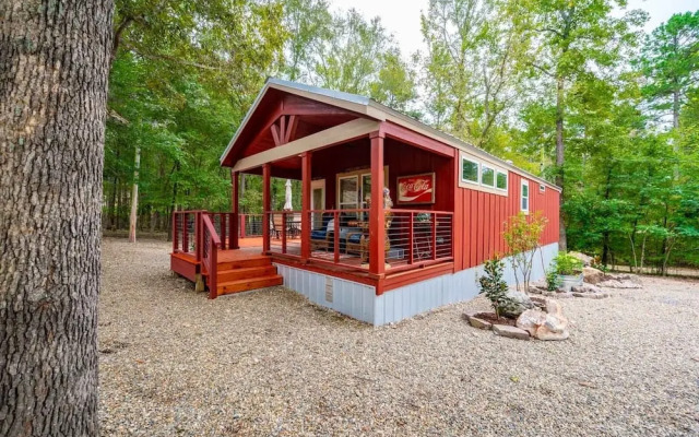 Fish Tales Stunning Cabin Includes Wifi, Hot Tub, and BBQ by Redawning