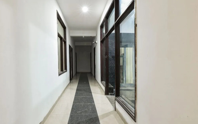 OYO 13025 Petals Inn