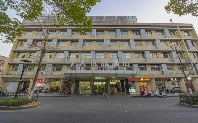 Super 8 Hotel