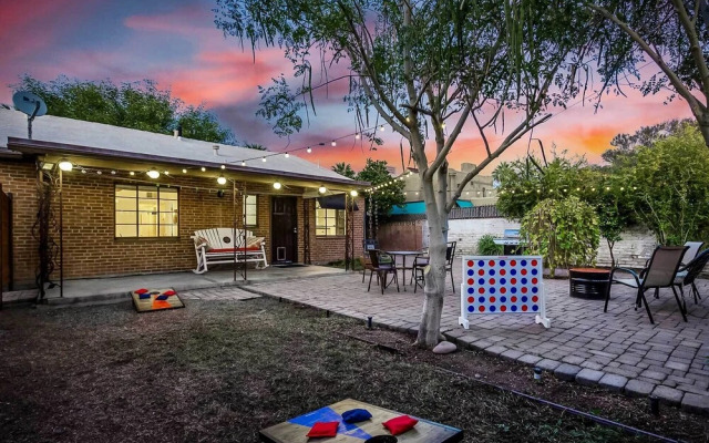 Sun-lit Phoenix Gem: Backyard Entertainment Patio!