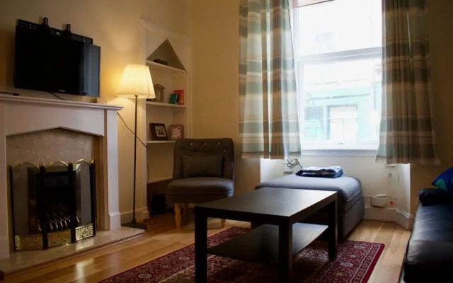 Central & Comfortable Flat - Sleeps 4