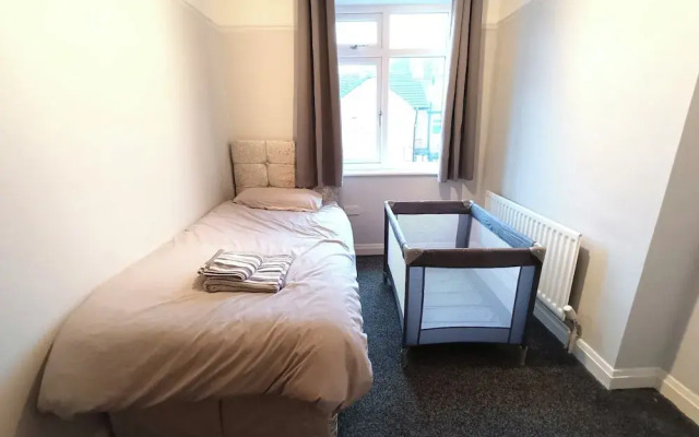 2-bed Darlington Townhouse, Garden & Free Parking