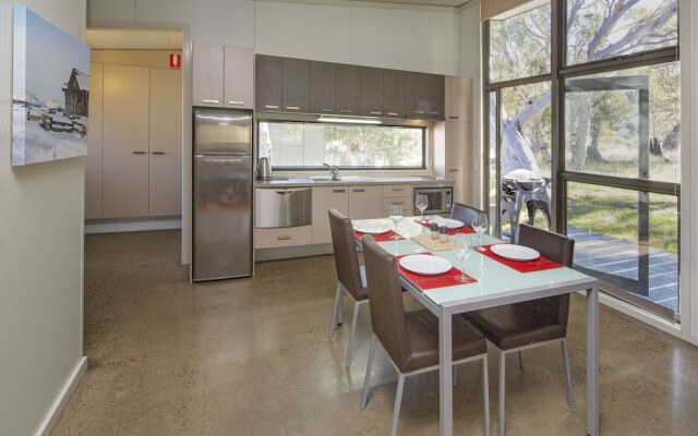Ecocrackenback 12 'Sustainable, luxurious chalet close to the slopes.'