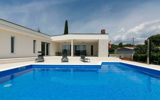 Detached Villa With Private Swimming Pool, 1.5 km From the Beach and 4 km From Pula