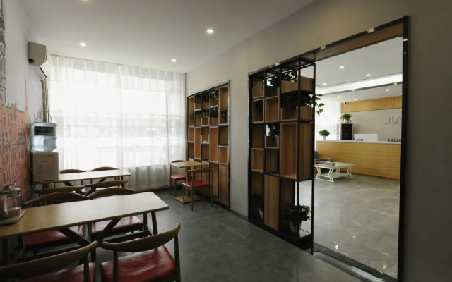 Junyi chain hotel (Xin'an Vocational Education Center store)