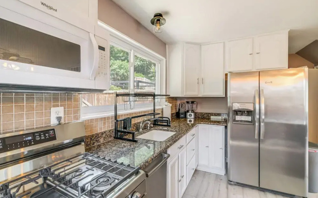 Pet-friendly Arlington Townhome w/ Furnished Patio