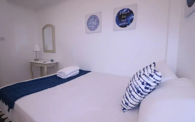 Lovely & Spacious 2 Bedroom APR Queensway