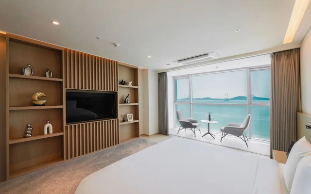 Wave M Hotel West