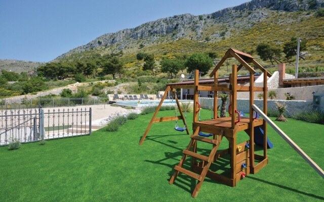 Awesome Home in Podstrana With Wifi and 8 Bedrooms