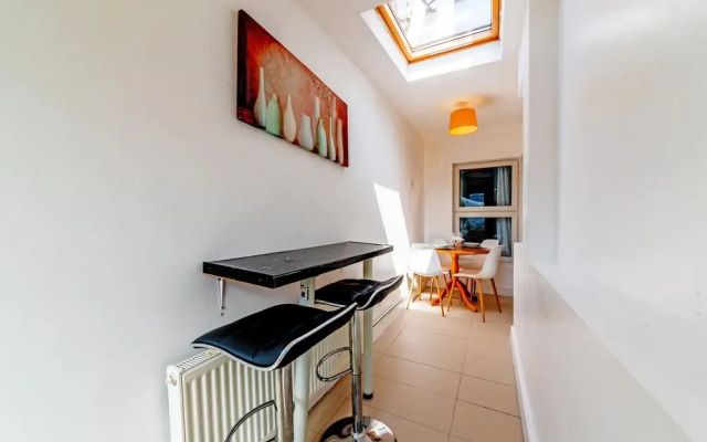 Stylish 3-bed House With Free Parking & Wifi