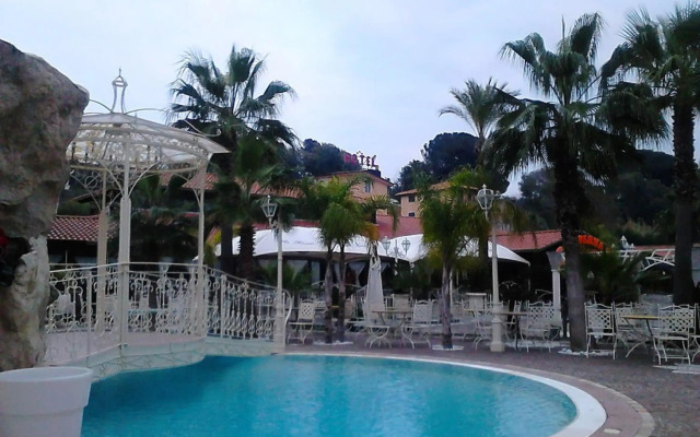 Hotel Happy Days