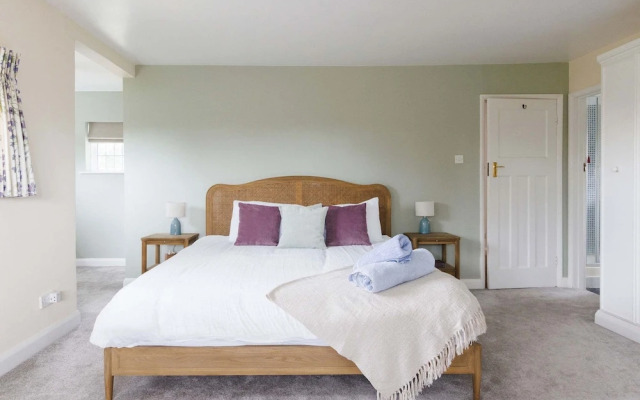 Charming Beach Getaway - Spacious 4BR Sunny Garden