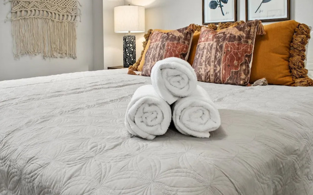 Spacious Downtown Apartment – Walk to Old Town Fc!