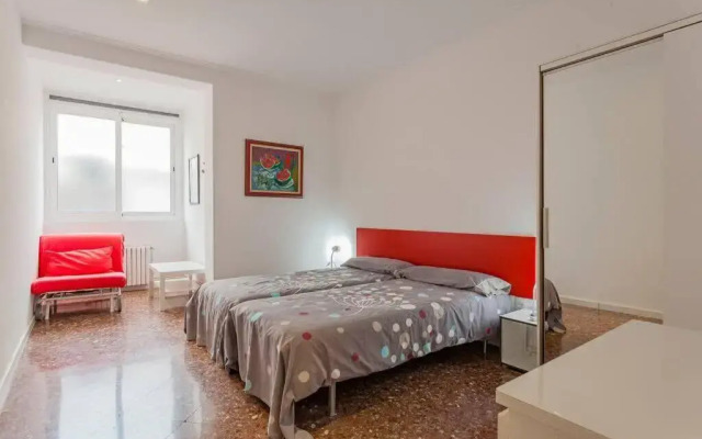 Big apartment for 9 in the heart of Eixample