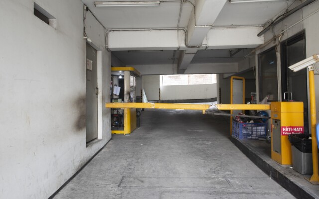 RedDoorz Apartment near Grand City Mall