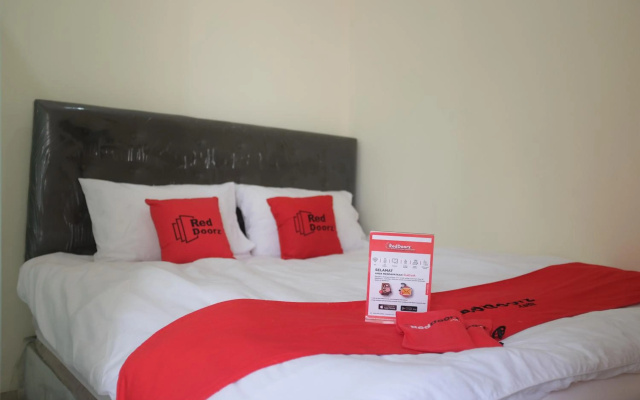 RedDoorz Plus near Mall Ciputra Jakarta – Guest Rooms – Jakarta