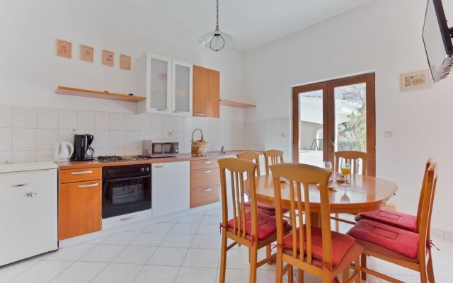 Beautiful Apartment in Petrcane With Wifi and 2 Bedrooms