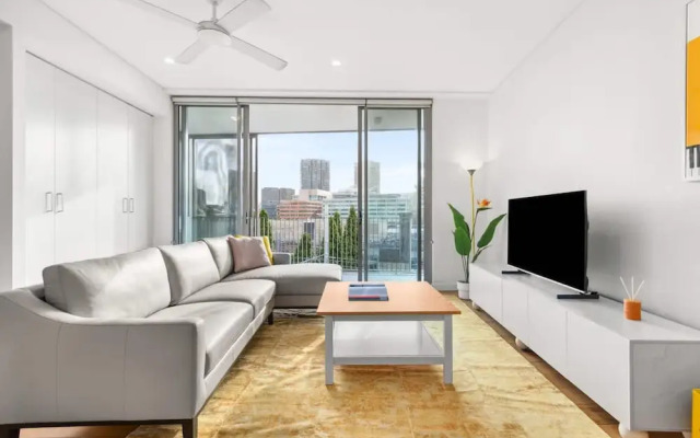 Central Luminous 2 Beds With Balcony Aircon