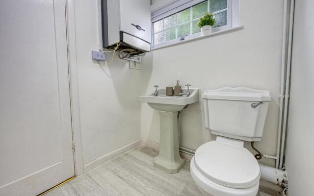 Elegant 5 Bedroom House in Nottingham